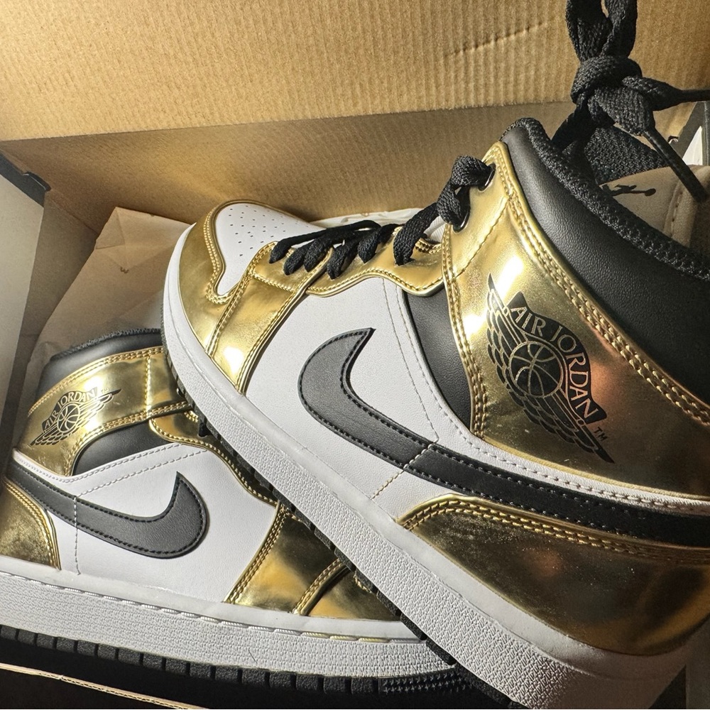 Air Jordan 1 Mid SE Metallic Gold Black White | 9M / 10.5W | NWT